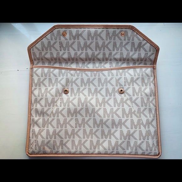 Micheal Kors computer case/ laptop bag or oversized clutch - Picture 2 of 4